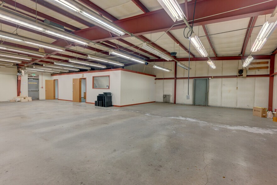 More Photos Of 970 NE 21st Ct, Oak Harbor Manufacturing For Lease