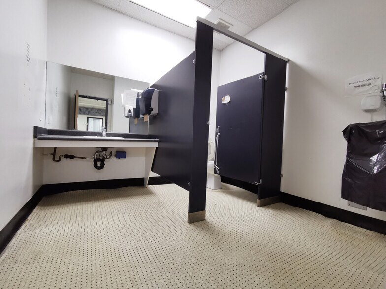 More Photos Of 3871 N Fraser Way, Burnaby Showroom For Sale