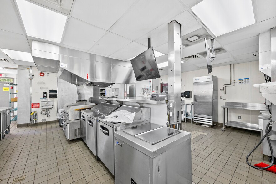 More Photos Of 32704 Grand River Ave, Farmington Restaurant For Sale