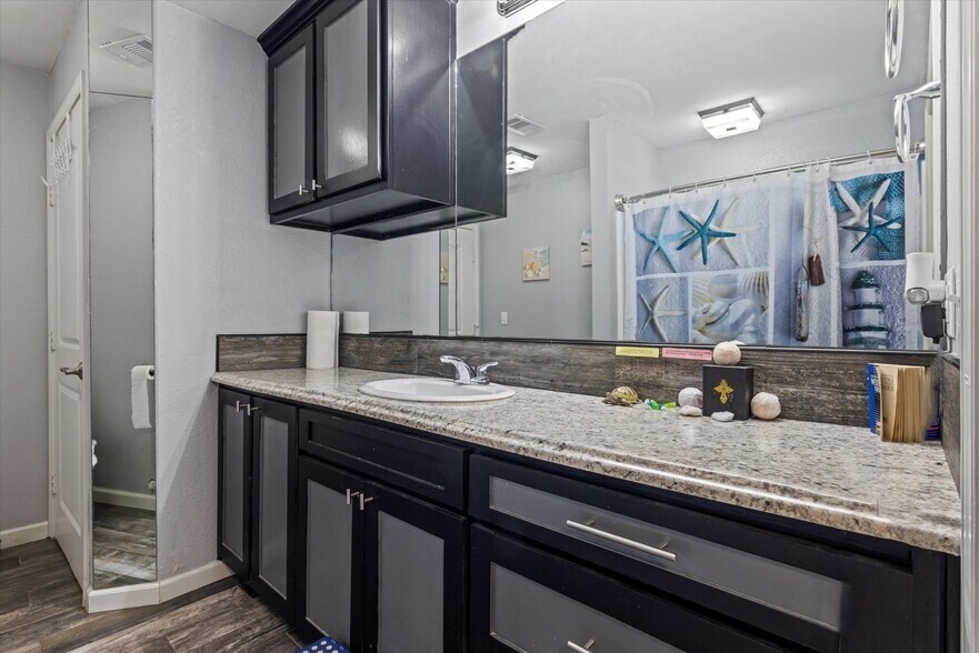 More Photos Of 902 51st St, Galveston Light Manufacturing For Sale