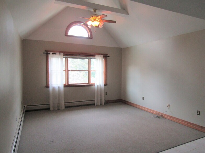 More Photos Of 30 Taylor St, Troy Freestanding For Sale