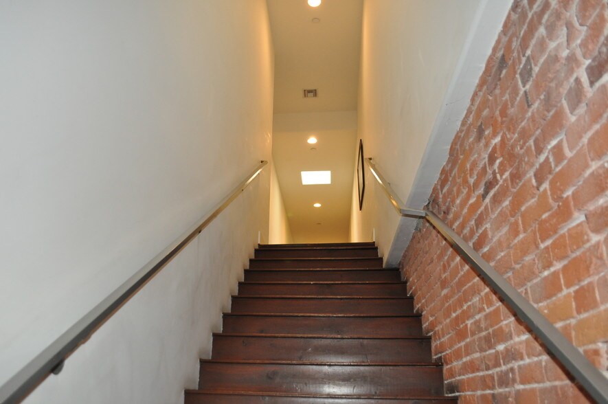 More Photos Of 7494 Santa Monica Blvd, West Hollywood Office For Lease