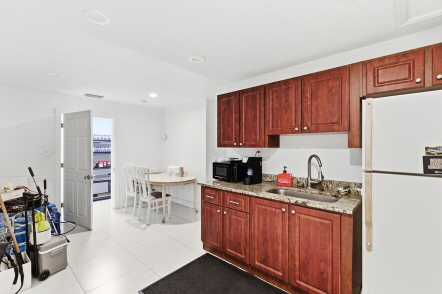 More Photos Of 7941 N Armenia Ave, Tampa Freestanding For Lease