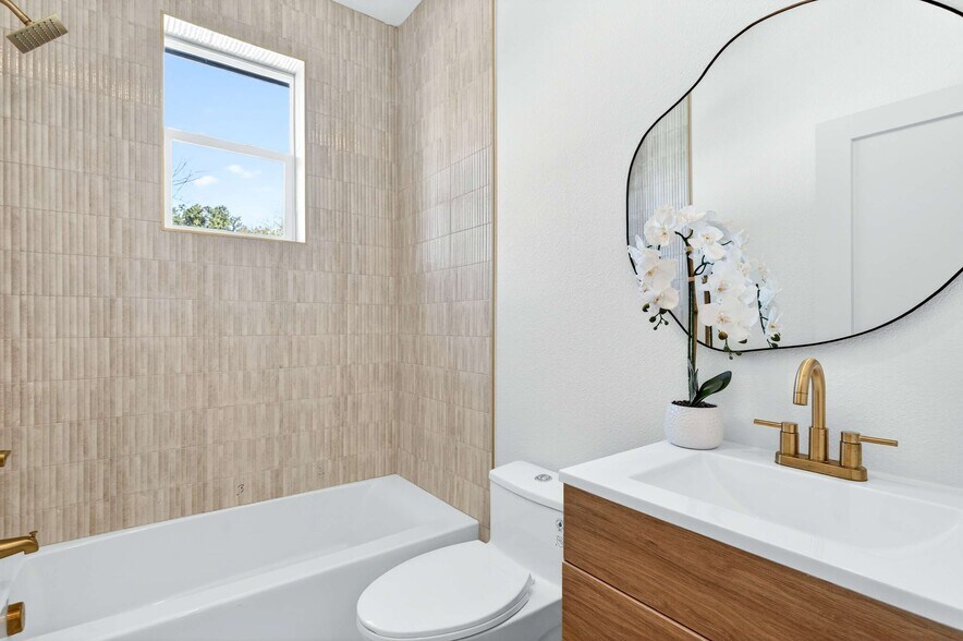 More Photos Of 439 W 9th St, Dallas Apartments For Sale