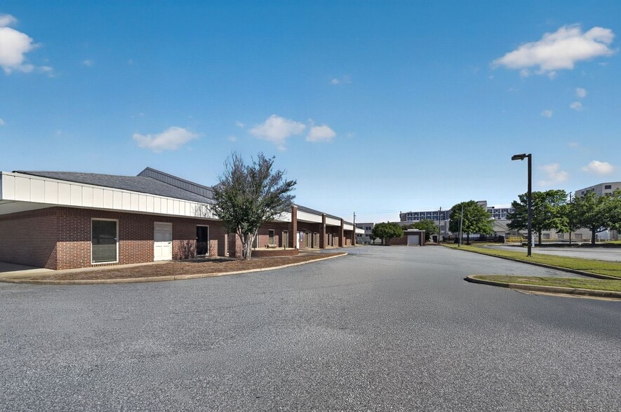 More Photos Of 500 18th St, Columbus Medical For Lease