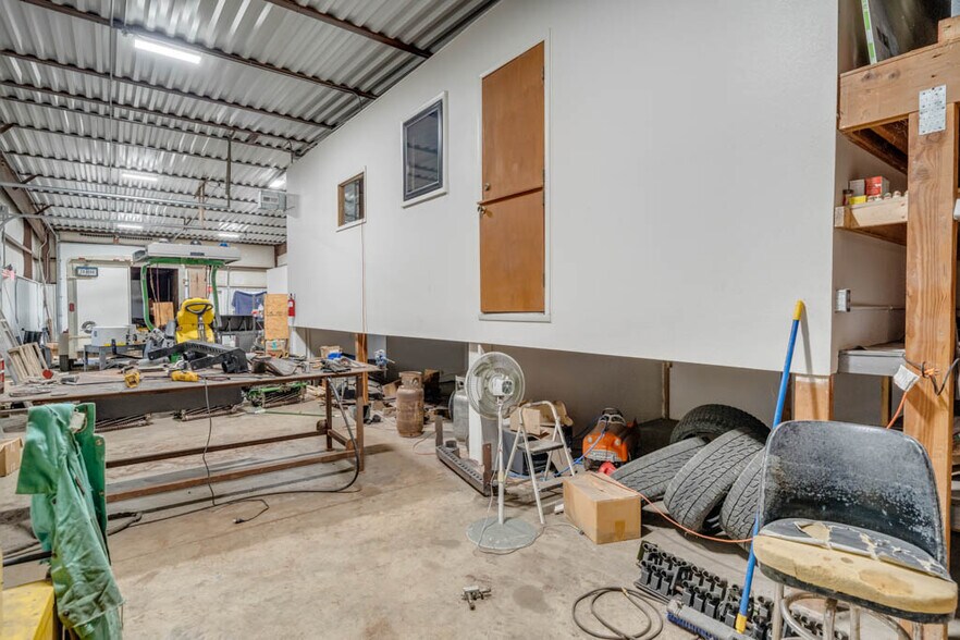 More Photos Of 1106 N 10th St, Winterset Flex For Sale