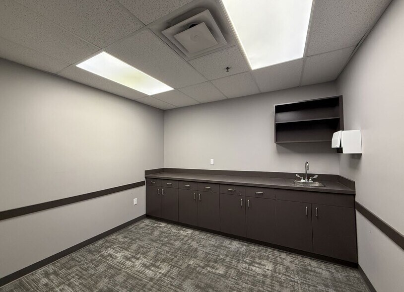 More Photos Of 2100 8th St E, Saskatoon Office For Lease