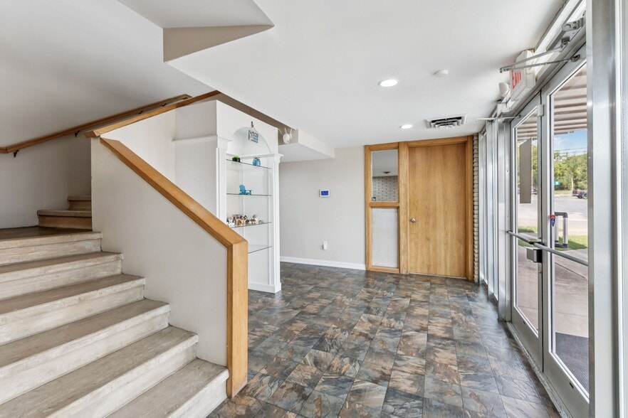 More Photos Of 506 College St W, Fayetteville Office Residential For Sale