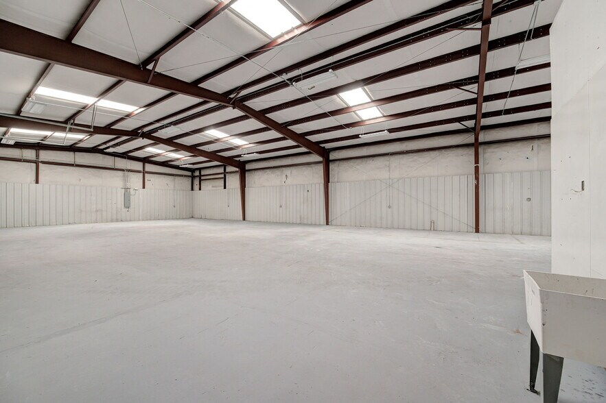 More Photos Of 412 Glade Ave, Oklahoma City Manufacturing For Lease