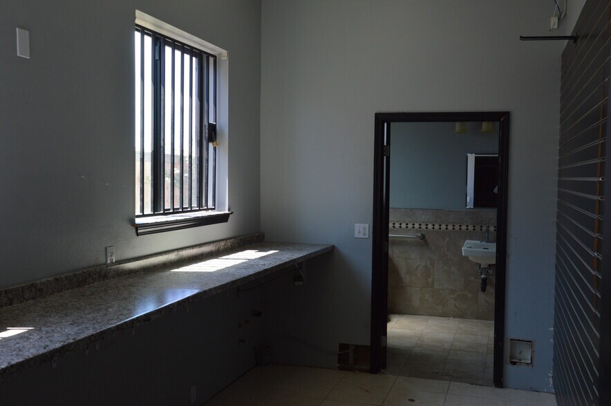 More Photos Of 3502 S 74th St, Tacoma Storefront Retail Office For Lease