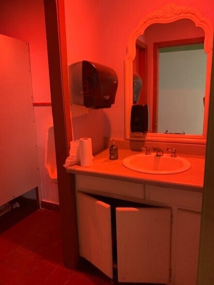More Photos Of 2706 Samuell Blvd, Dallas Storefront For Lease