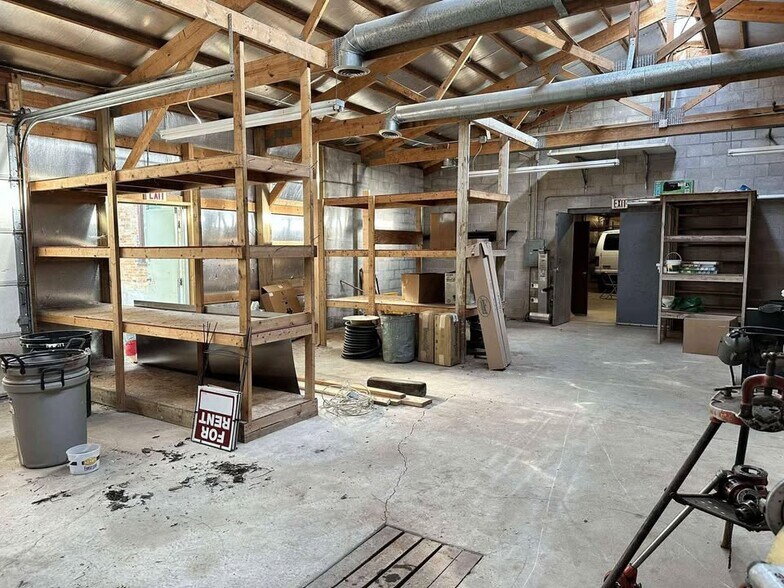 More Photos Of 317 E Wolf River Ave, New London Warehouse For Lease