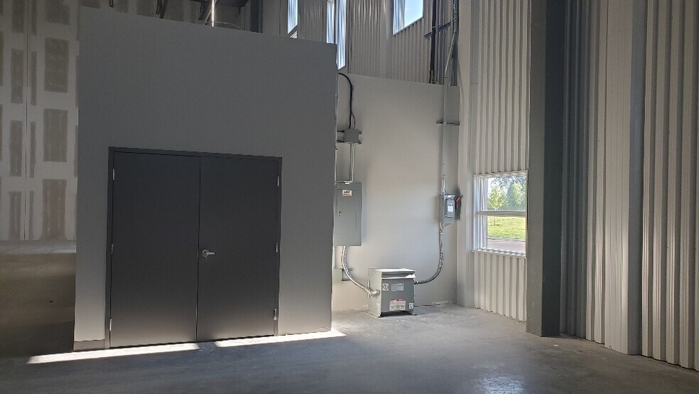 More Photos Of 1259 Centennial Dr, Kingston Distribution For Lease