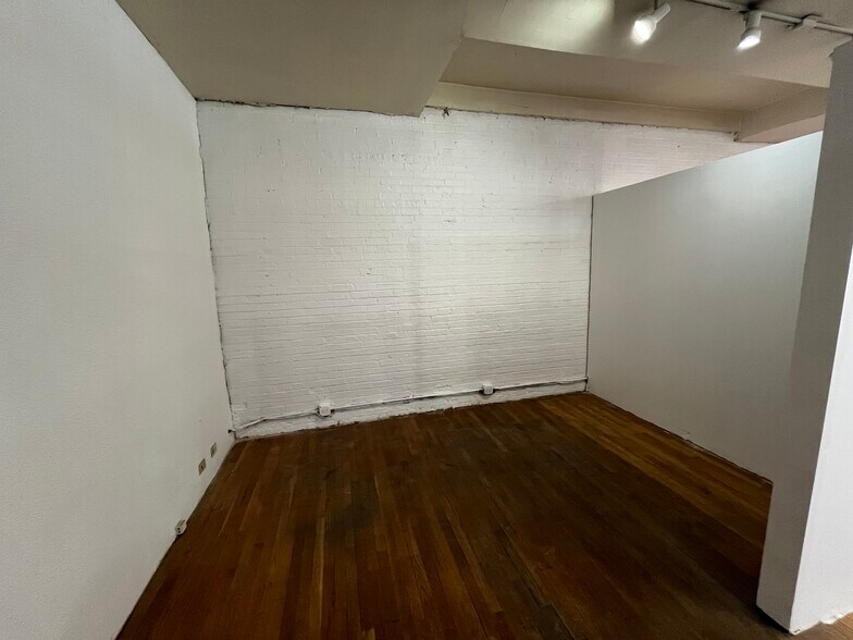 More Photos Of 2641 N Clybourn Ave, Chicago Storefront Retail Office For Lease