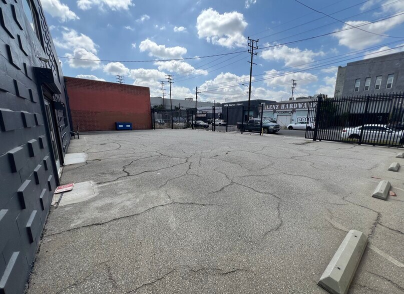 More Photos Of 1415 Newton St, Los Angeles Warehouse For Lease