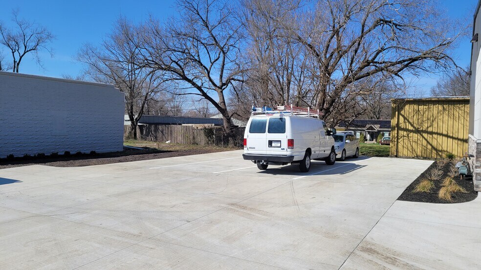 More Photos Of 815 E Park St, Olathe Warehouse For Lease