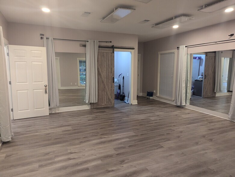 More Photos Of 555 Research Dr, Athens Office For Lease