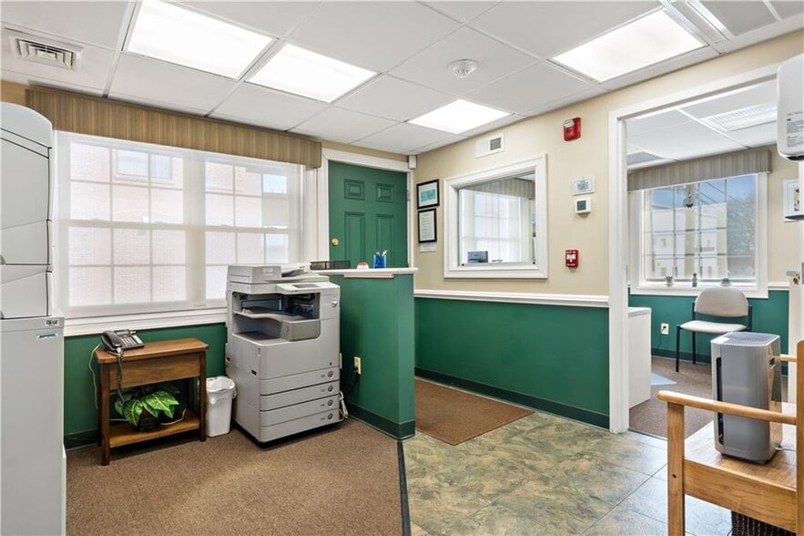 More Photos Of 36 Oxford St, Providence Flex For Sale