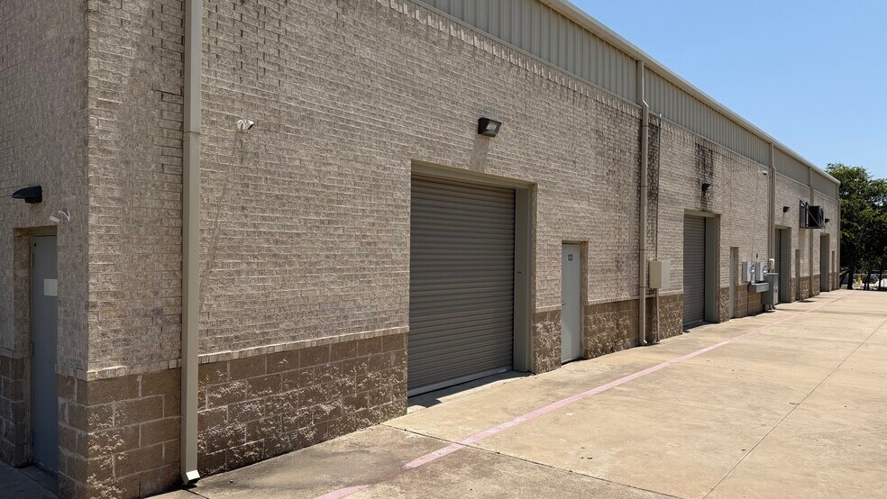 More Photos Of 2433 Tarpley Rd, Carrollton Warehouse For Lease