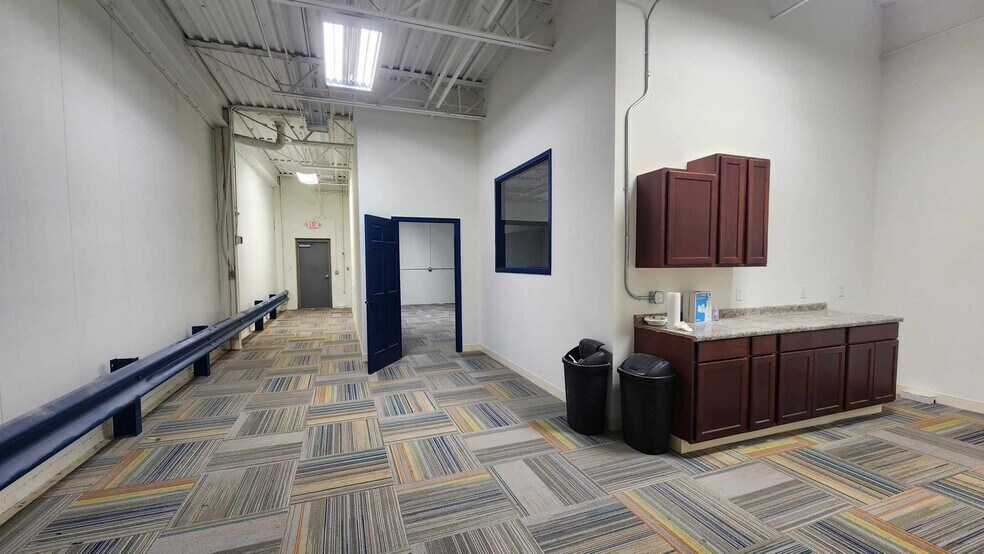 More Photos Of 286 W Greenwich Rd, Seville Warehouse For Lease
