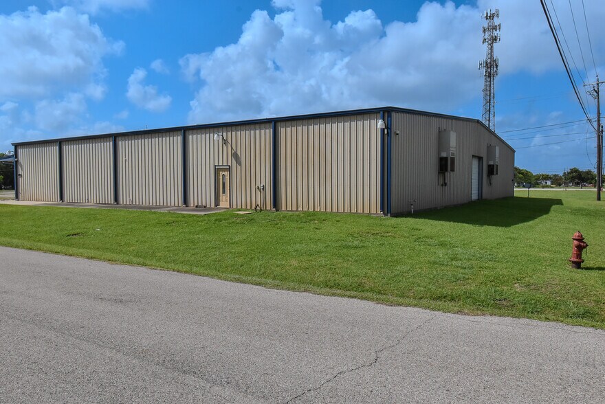 More Photos Of 116 S Avenue D, Freeport Service For Lease