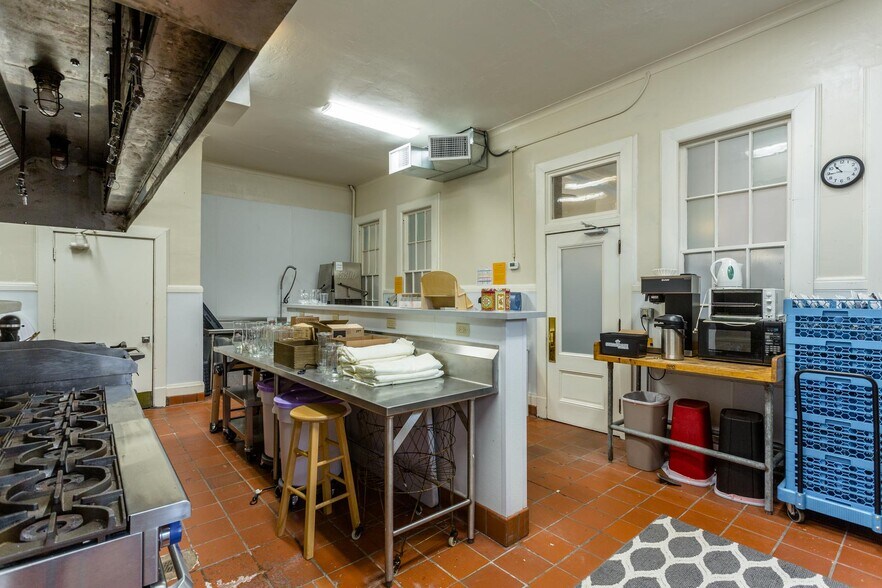 More Photos Of 12 Middlebrook Ave, Staunton Restaurant For Lease