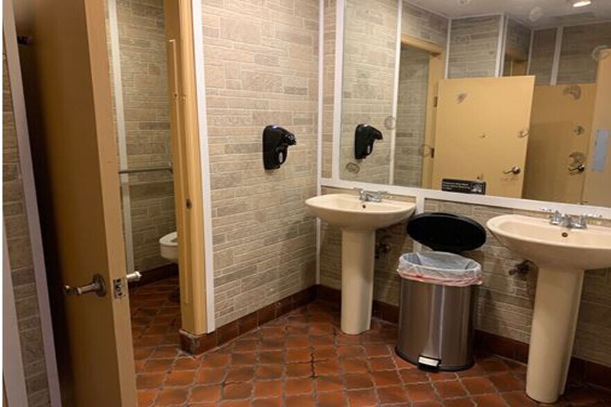 More Photos Of 1565 Marion-Waldo Rd, Marion General Retail For Sale