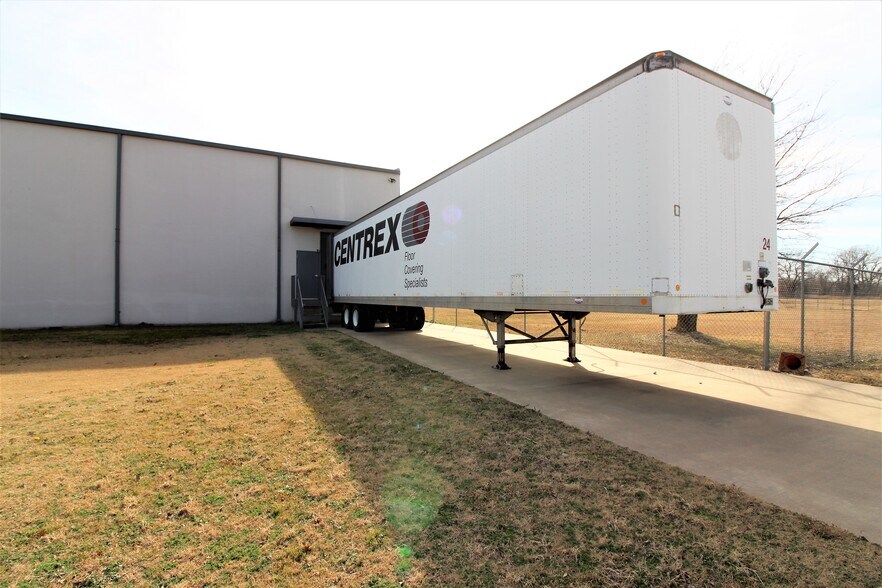 More Photos Of 1101 Woods St, Gainesville Warehouse For Lease