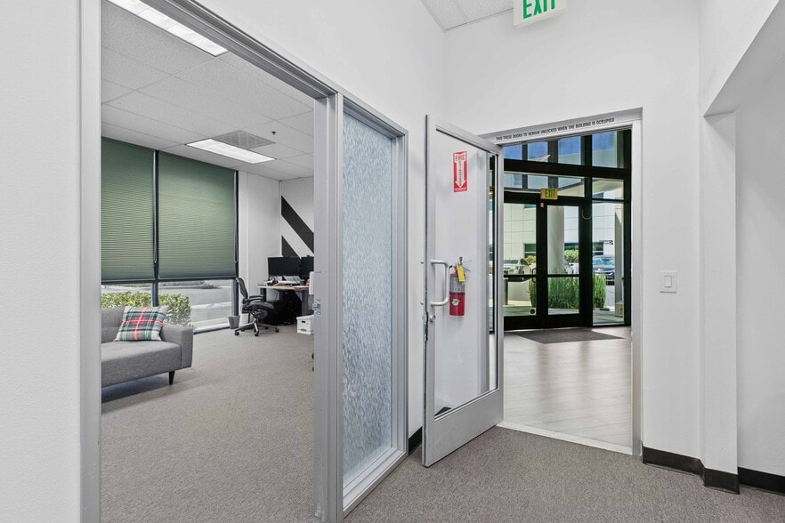 More Photos Of 2850 Ontario St, Burbank Warehouse For Lease