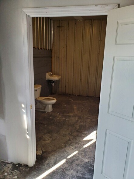 More Photos Of 5960 W Jones Ave, Zellwood Warehouse For Lease