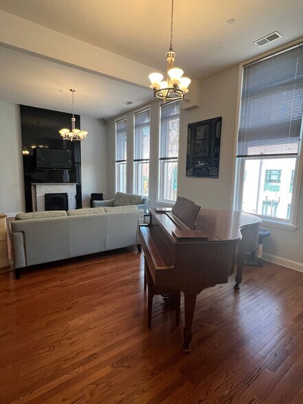 More Photos Of 418-420 E State St, Rockford Storefront For Sale