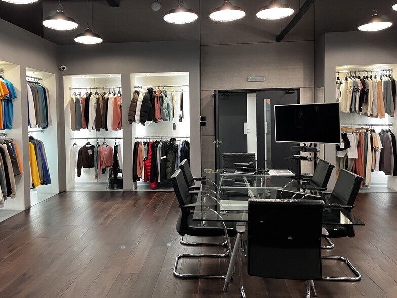 More Photos Of 116-121 Bury New Rd, Manchester Storefront For Lease