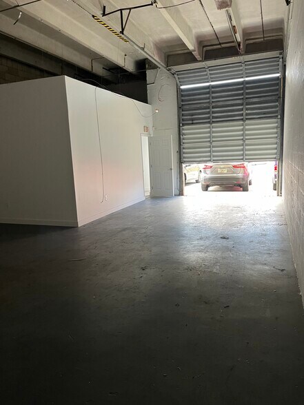 More Photos Of 1922 NE 149th St, North Miami Office For Lease