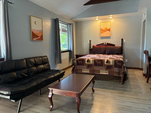 More Photos Of 4112 Redwood Dr, Redway Hotel For Sale