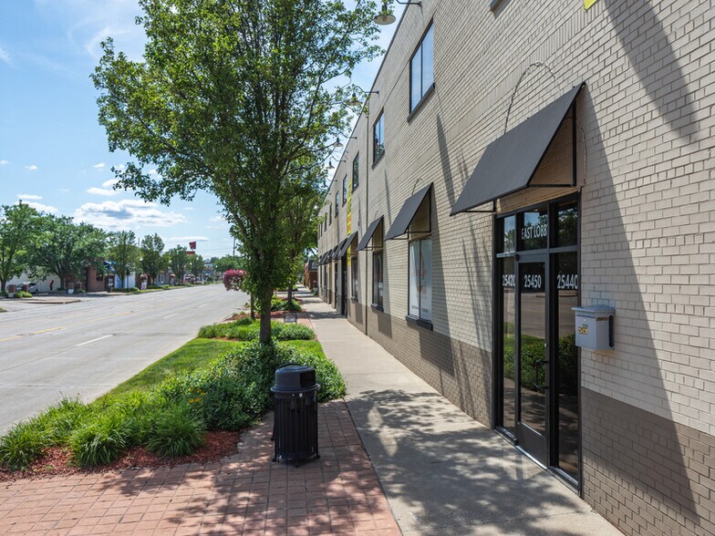 More Photos Of 25440-25454 5 Mile Rd, Redford Manufacturing For Lease