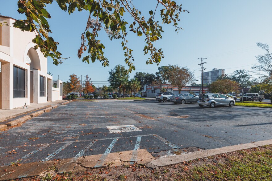 More Photos Of 815 E 68th St, Savannah Medical For Lease