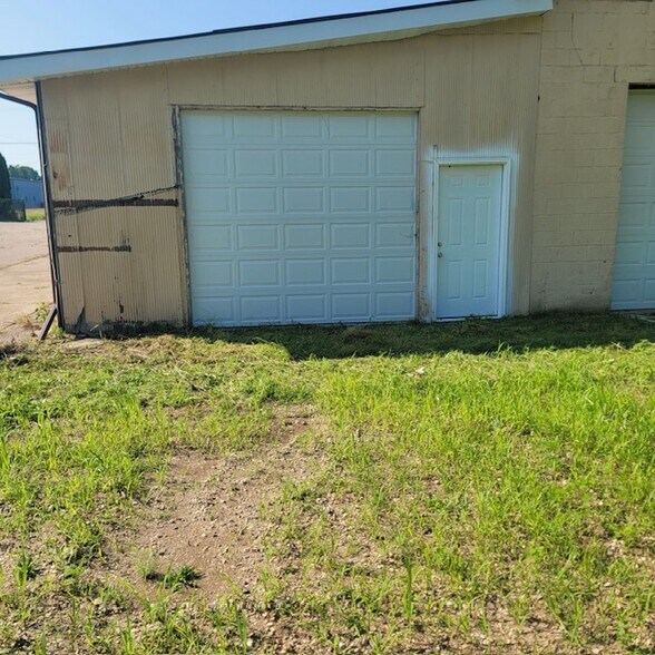 More Photos Of 519 A N Mason St, Mason Auto Salvage Facility For Lease