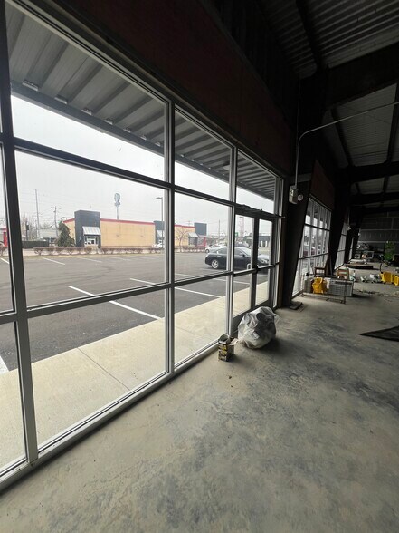 More Photos Of 5 Shoppers Dr, Winchester Freestanding For Lease