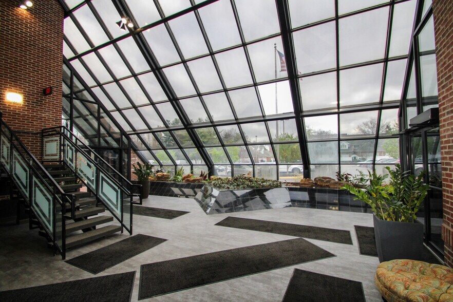 More Photos Of 9911 Shelbyville Rd, Louisville Office For Lease