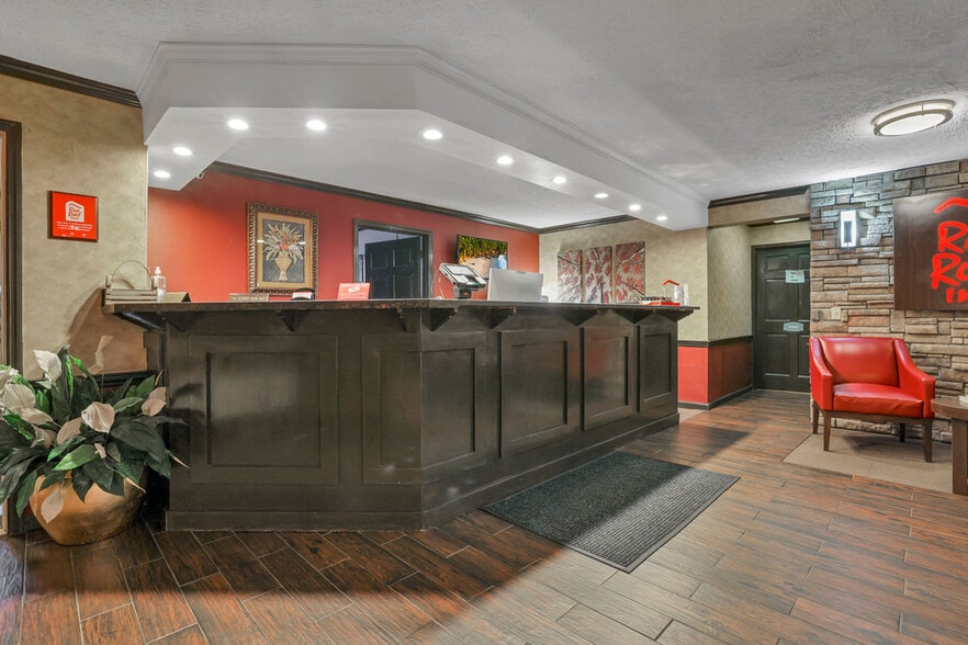 More Photos Of 111 W McCauley Dr, Uhrichsville Hotel For Sale