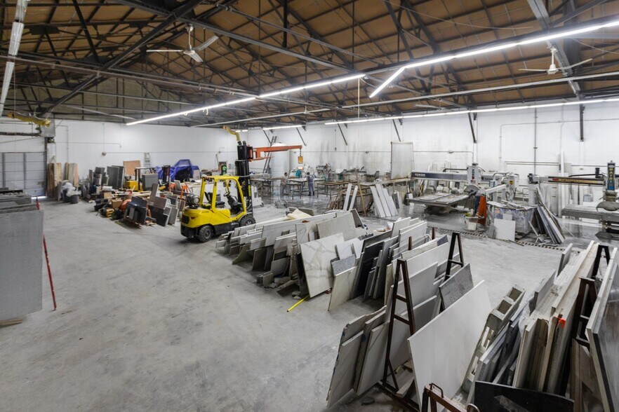 More Photos Of 165-167 Bow St, Everett Light Manufacturing For Lease