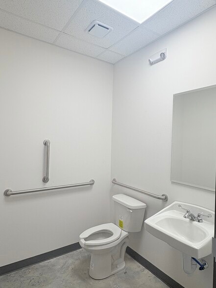 More Photos Of 110 Orange Ct, Bowling Green Flex For Lease