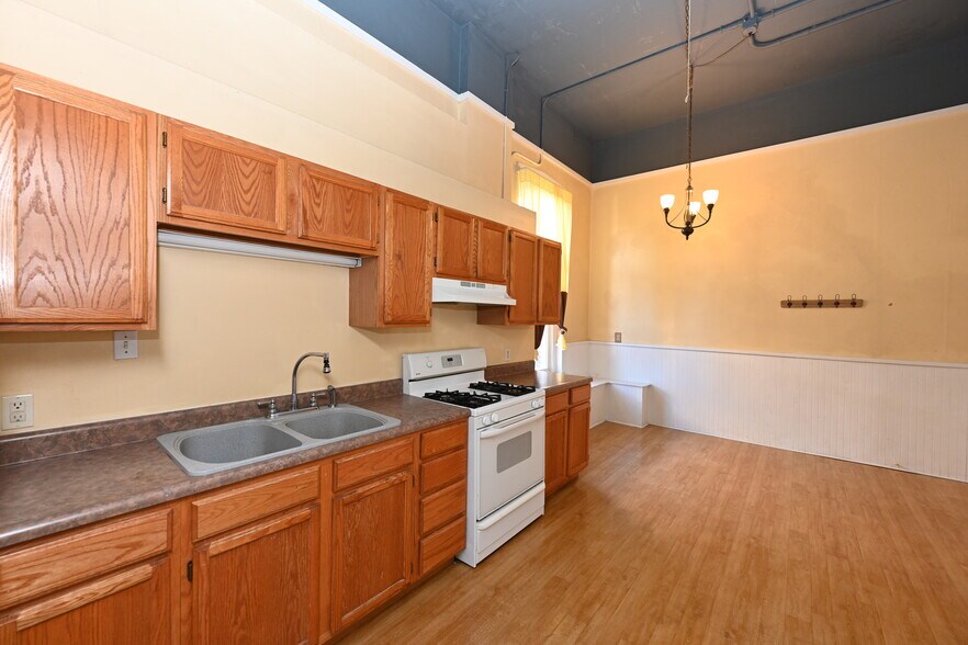 More Photos Of 111 N Market St, Winamac Showroom For Sale