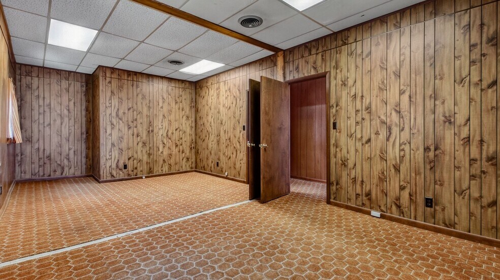 More Photos Of 113 S Main St, Greenwood Office For Sale