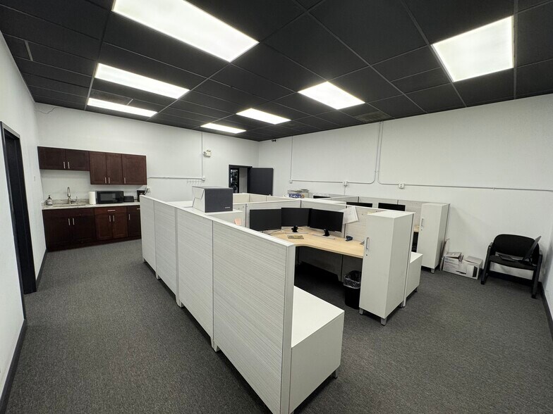 More Photos Of 220-320 Howard Ave, Des Plaines Light Distribution For Sale