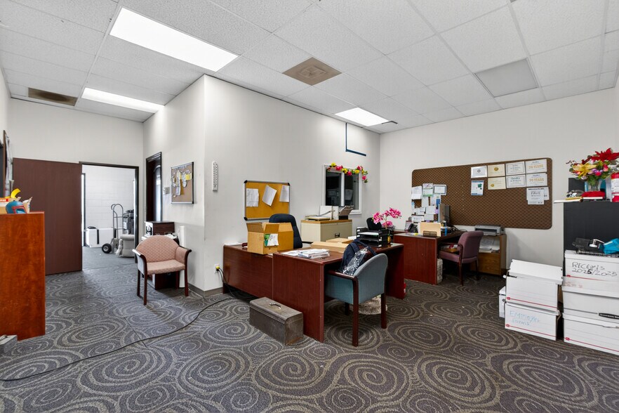 More Photos Of 8116-8144 Deering Ave, Canoga Park Warehouse For Lease
