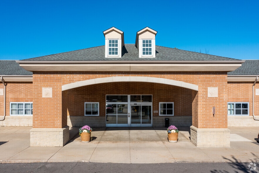 More Photos Of 1886 W Auburn Rd, Rochester Hills Unknown For Lease