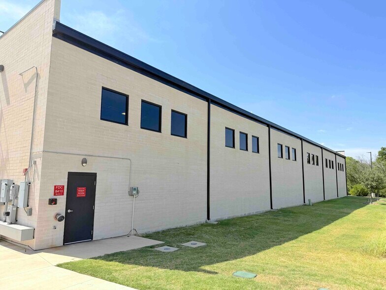 More Photos Of 8400 W University Dr, McKinney Flex For Lease