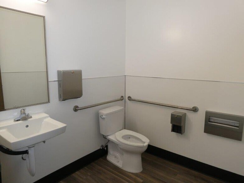 More Photos Of 787 W Woodbury Rd, Altadena Warehouse For Lease
