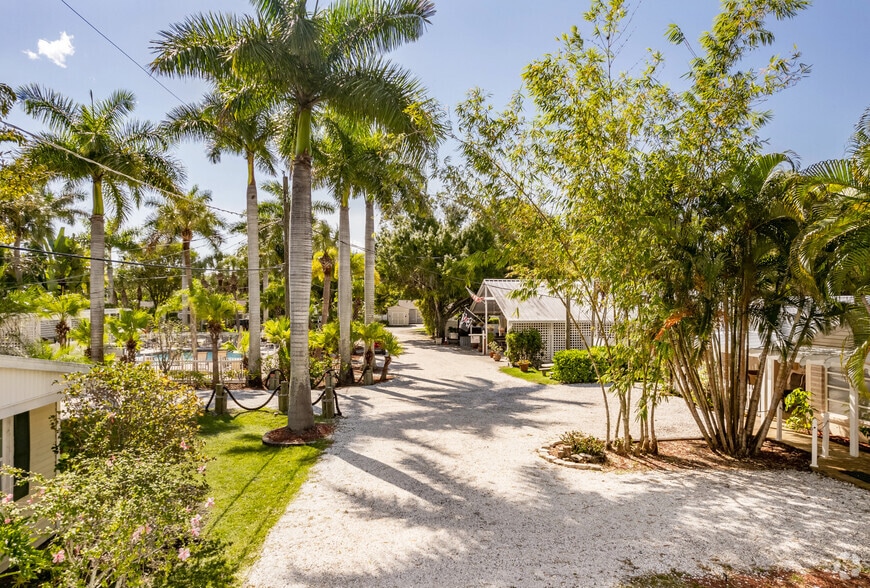 More Photos Of 1800 Kofresi Ct, Ruskin Hotel For Sale